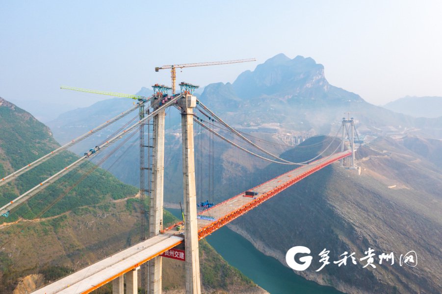 纳晴高速牂牁江大桥正在进行最后一个节段钢桁梁吊装