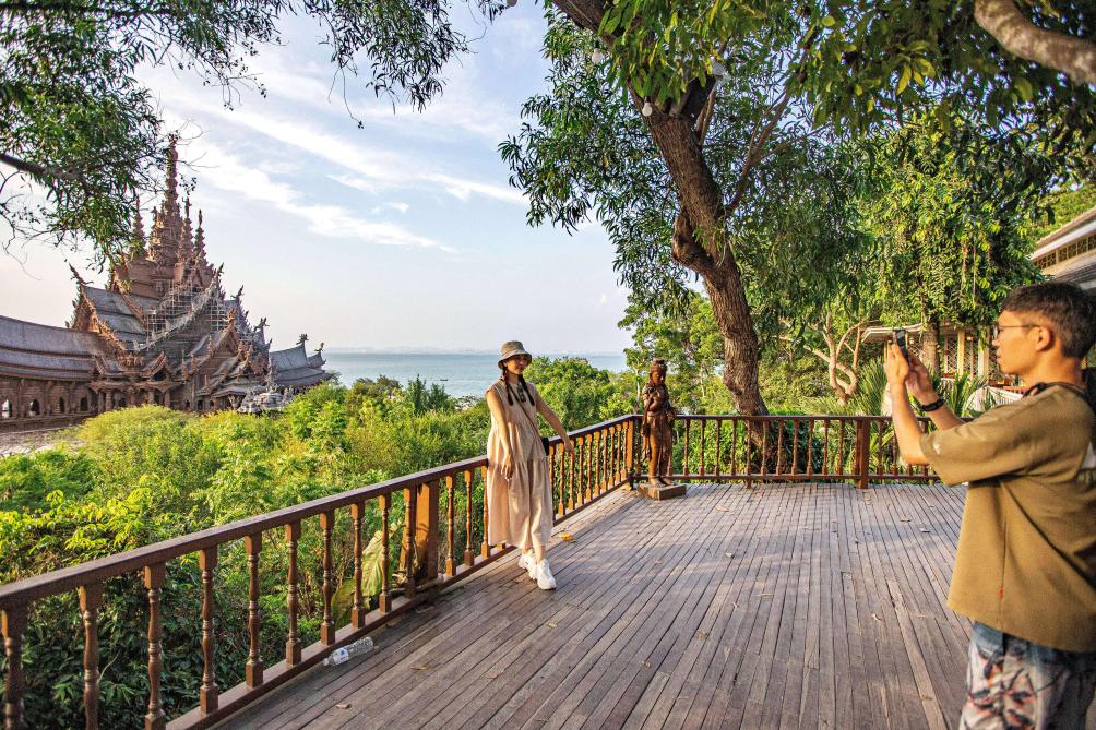 2024年3月29日，游客在泰国芭堤雅真理圣殿拍照。新华社记者王腾 摄