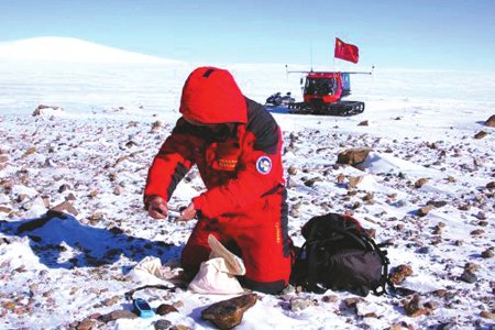 　　2009年中国第26次南极考察格罗夫山队在格罗夫山地区的最高峰——梅森峰脚下发现一块陨石。 新华社资料图片