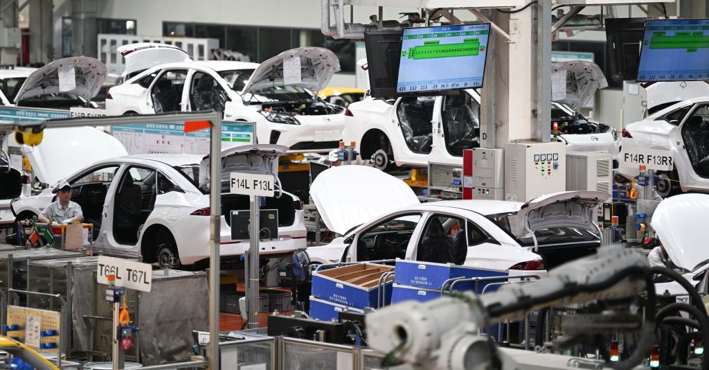 这是4月24日拍摄的广州广汽埃安新能源汽车总装车间生产线。新华社记者邓华摄