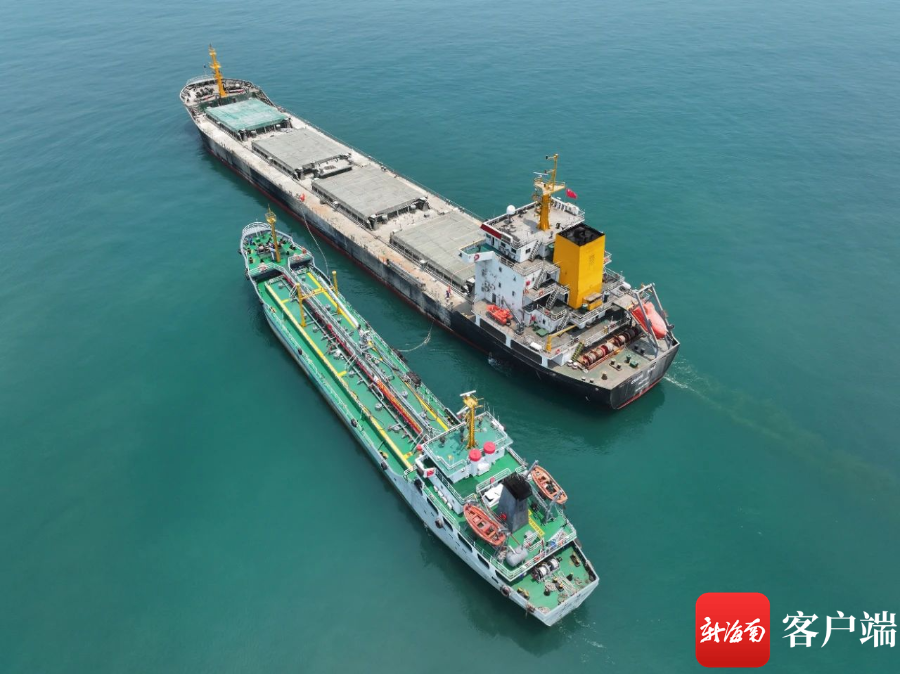小型货船塞拉利昂籍“昌宁”轮加注保税油。中石油洋浦销售供图