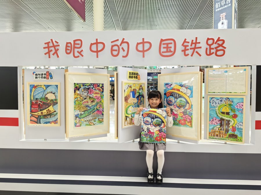 书画展的小画家展示她的作品（4月24日摄）。