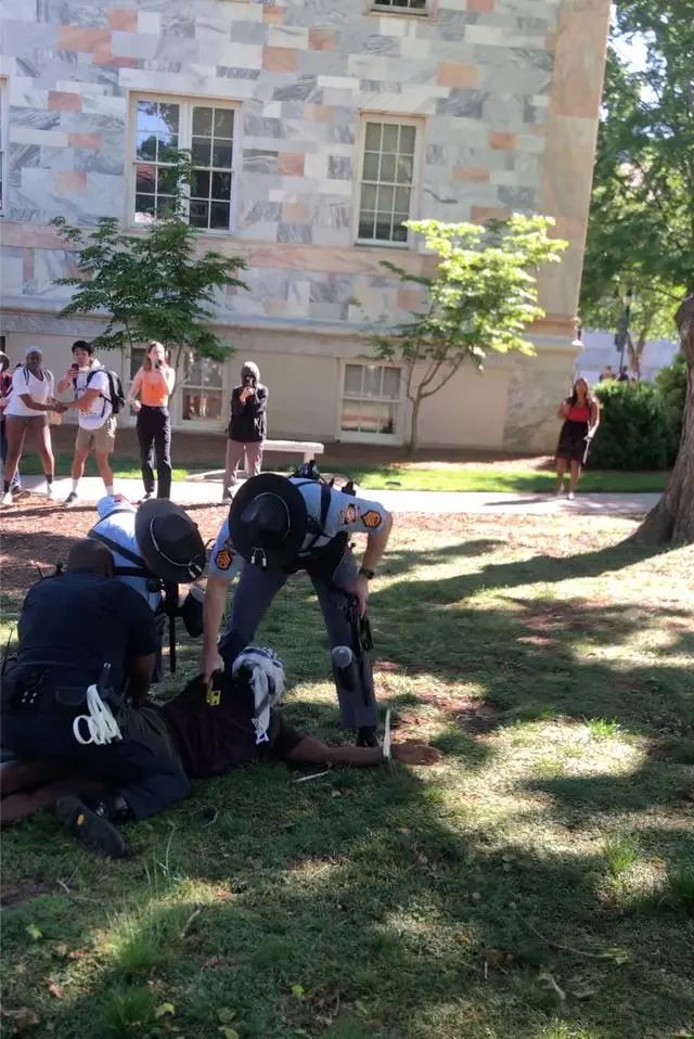 这张社交媒体视频截图显示，4月25日，警察在美国亚特兰大的埃默里大学使用电击枪控制抗议者。图片来源：新华社/路透