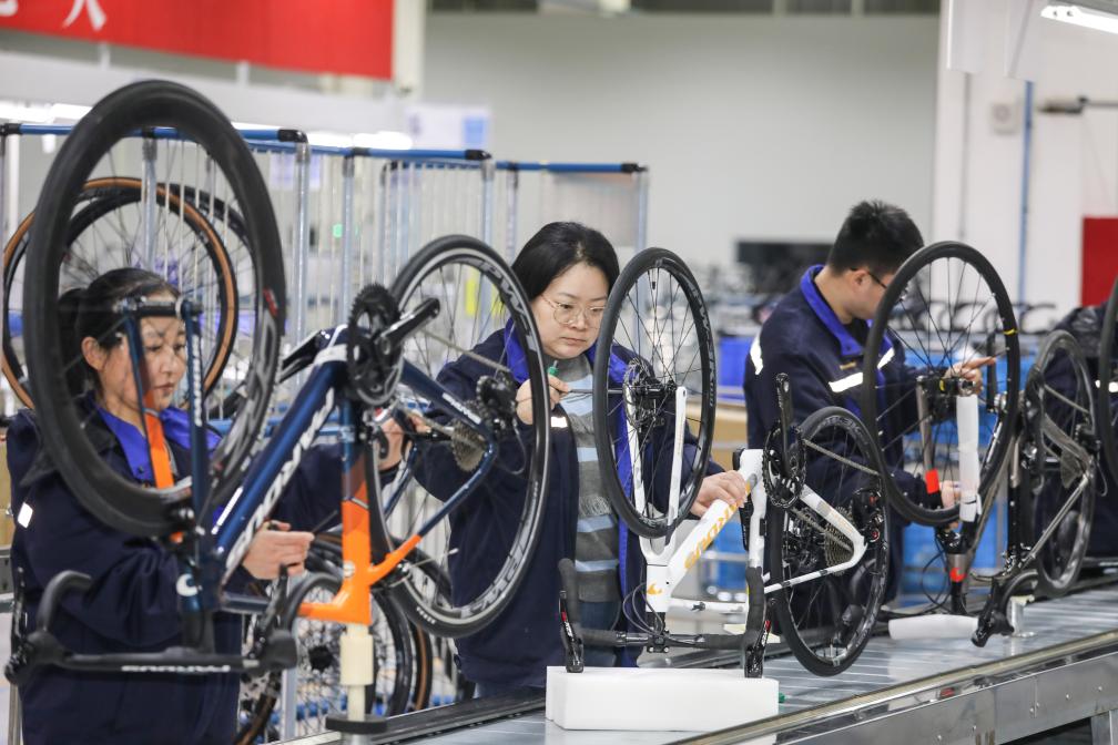 2月19日，工人在山东省乐陵市经济开发区一民营企业生产自行车。新华社发（贾鹏摄）