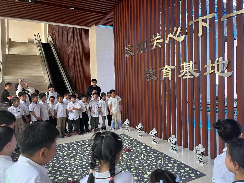 无人机编队变换着阵型,如同天空中的"北斗七星",让同学们