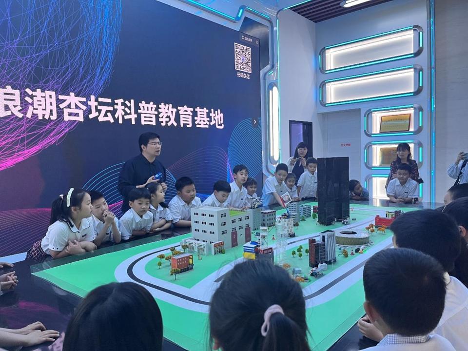无人机编队变换着阵型,如同天空中的"北斗七星",让同学们