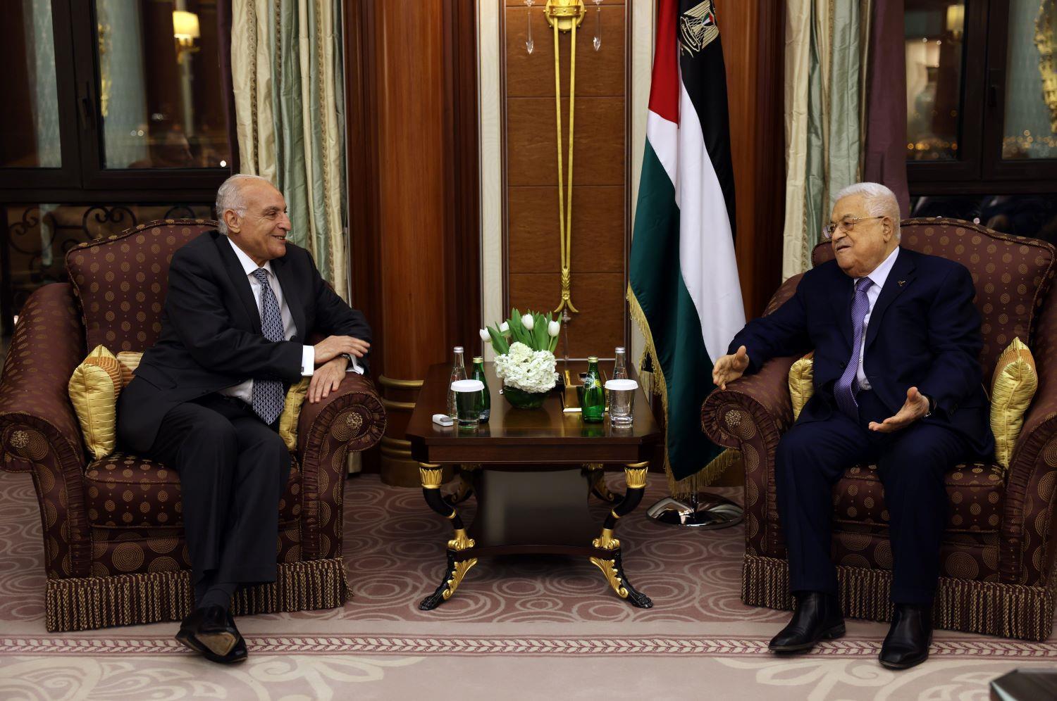 △当地时间27日，巴勒斯坦总统阿巴斯（右）与阿尔及利亚外长艾哈迈德·阿塔夫（左）在沙特首都利雅得举行会谈。