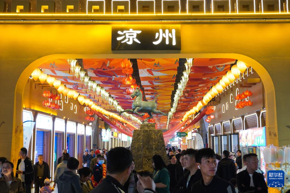 4月26日,游客在位于兰州市城关区的黄河食渡文旅美食街游览.