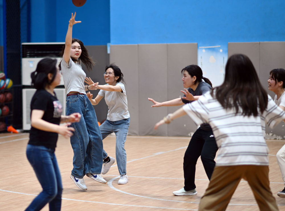 ↑4月25日，在天津市南开区瑞步青少年篮球俱乐部，学员在南开区青年夜校腰旗橄榄球课上练