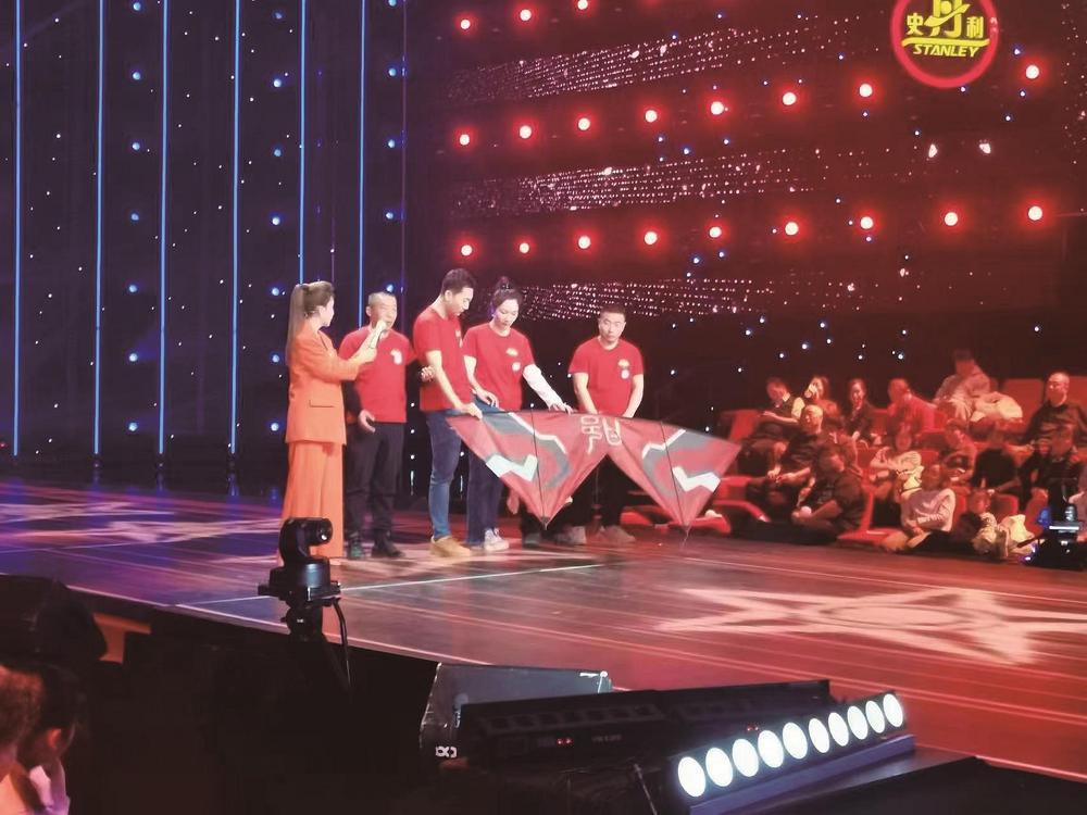 图为邯郸市征服运动风筝队在《星光大道》演播厅彩排现场。（风筝队提供）
