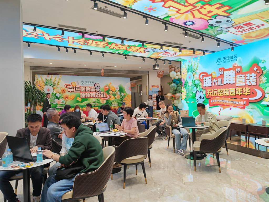 　　4月12日，记者在位于北京北三环的天坛整装安贞门店看到，前来咨询家装换新业务的顾客坐满了前厅。 新华社记者谢希瑶 摄