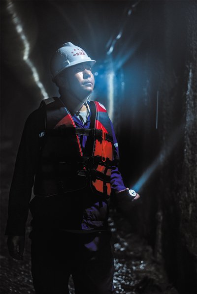3月30日，工程部长王欣查看隧道岩层。新京报记者 孙霖婧 摄