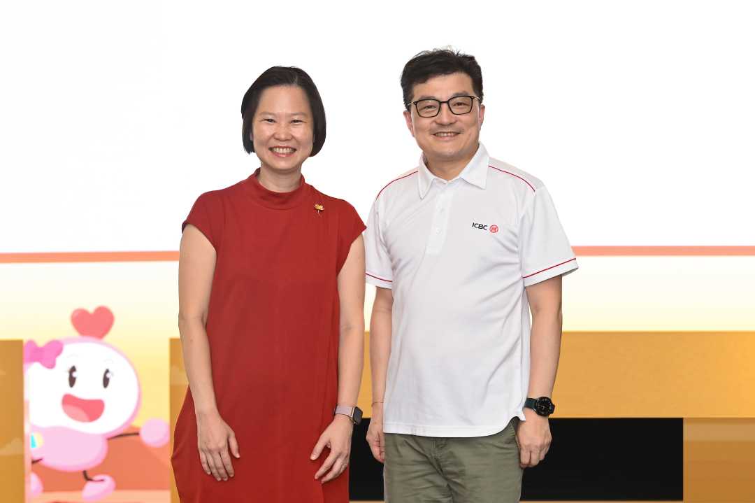 图为新加坡教育部兼人力部政务部长颜晓芳与中国工商银行新加坡分行行长杨雨合影