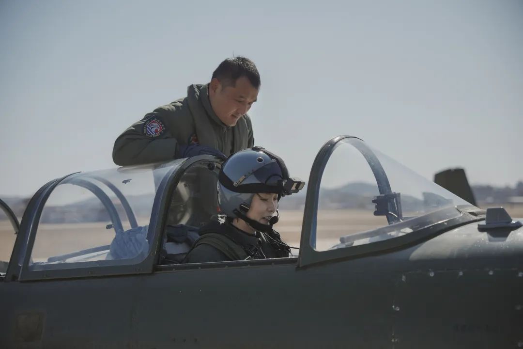 2024年4月25日，我国首批舰载机女飞行学员首次单飞。这是飞行教官（左）带教飞行学员。2024年3月6日摄（陈超 摄）