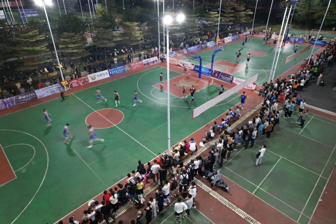2023年10月12日晚上，阳山县城体育公园举办篮球比赛，吸引大批群众围观。清远日报签约摄影师 邓伟明 摄