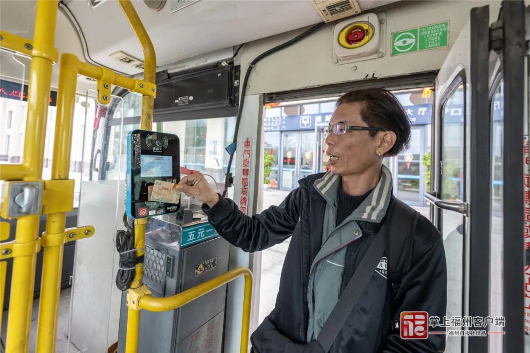马祖乡亲用“福马同城通”卡刷卡乘坐公交车。记者 林双伟 摄