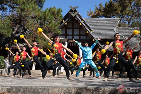 3月6日，普洱学院啦啦操队在校园内研学民族舞蹈与啦啦操结合