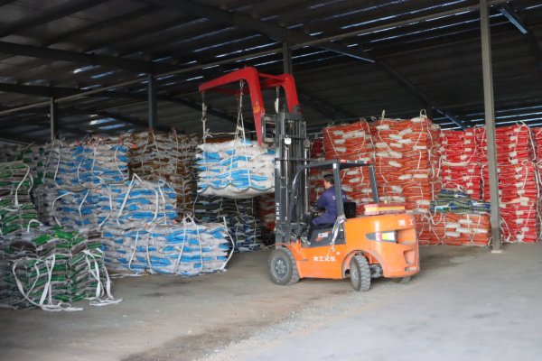 图为卢龙县农业生产资料公司配送中心的吊车正在进行肥料入库作业。本报通讯员 张丽美摄