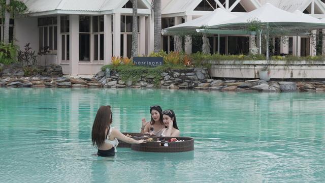 或坐在一望无际的沙滩上,或漫步于温暖水域,感受海水轻抚脚踝,棕榈树