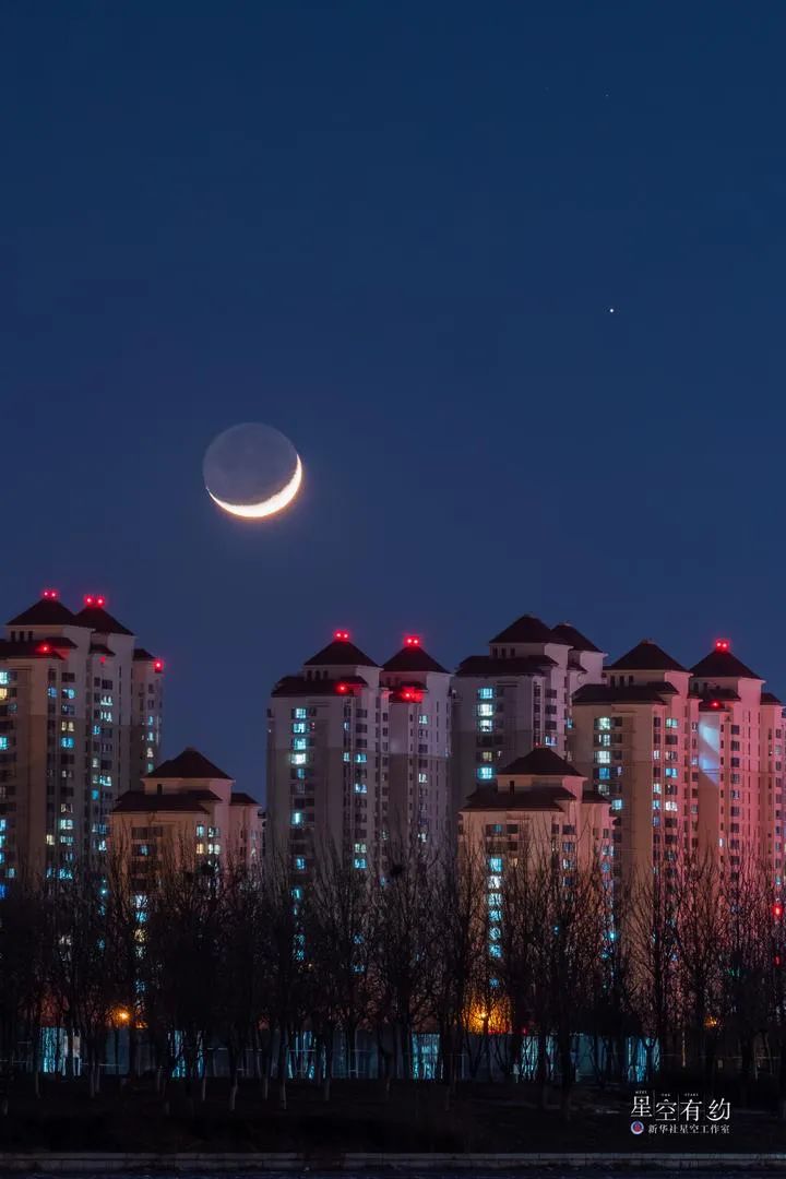 天津星空摄影爱好者刘庆2024年1月14日在天津东丽区吉兆桥拍摄的土星伴月。（本人供图）