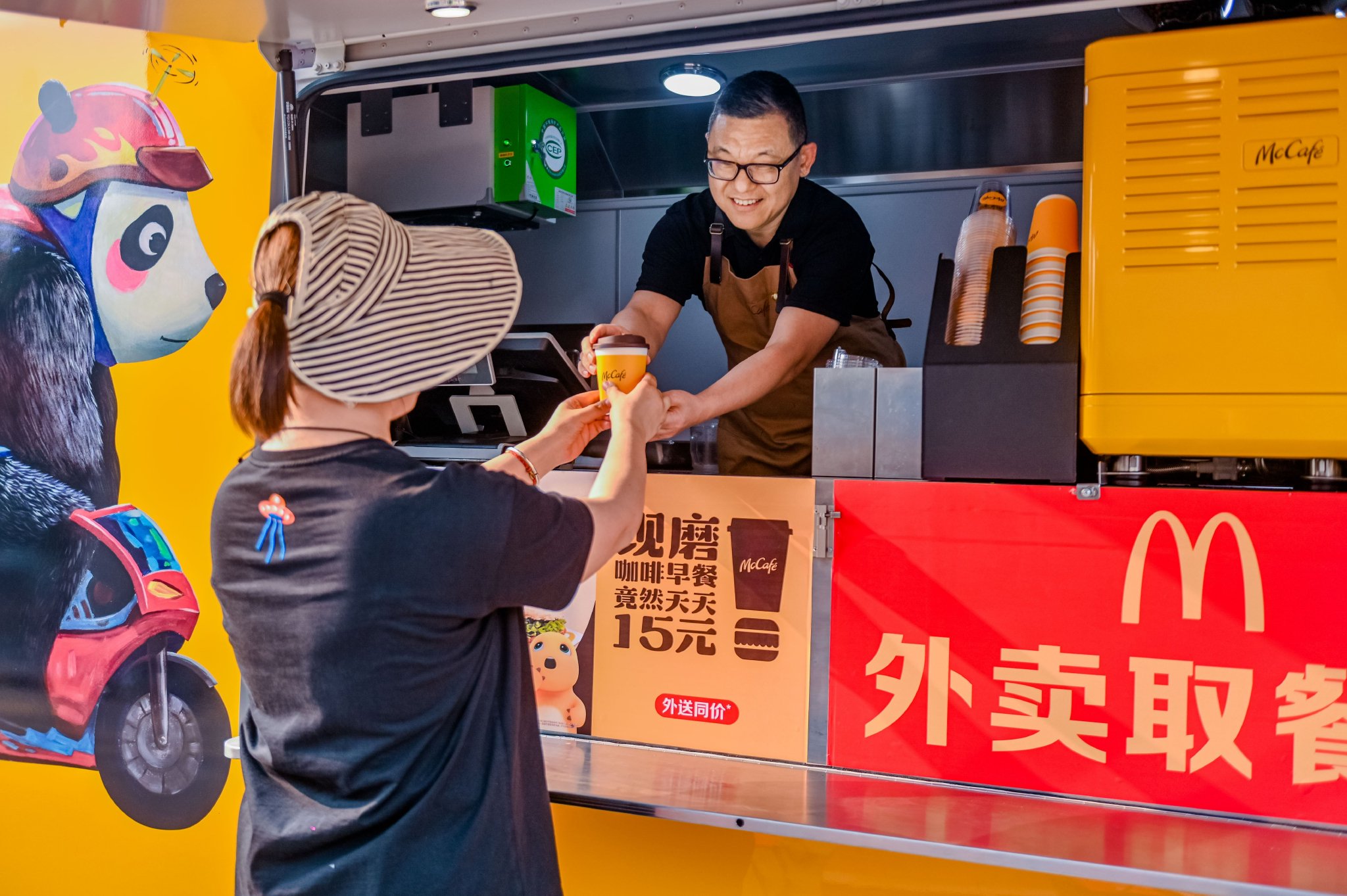 四川麦当劳首辆文创主题移动餐车正式开门迎客