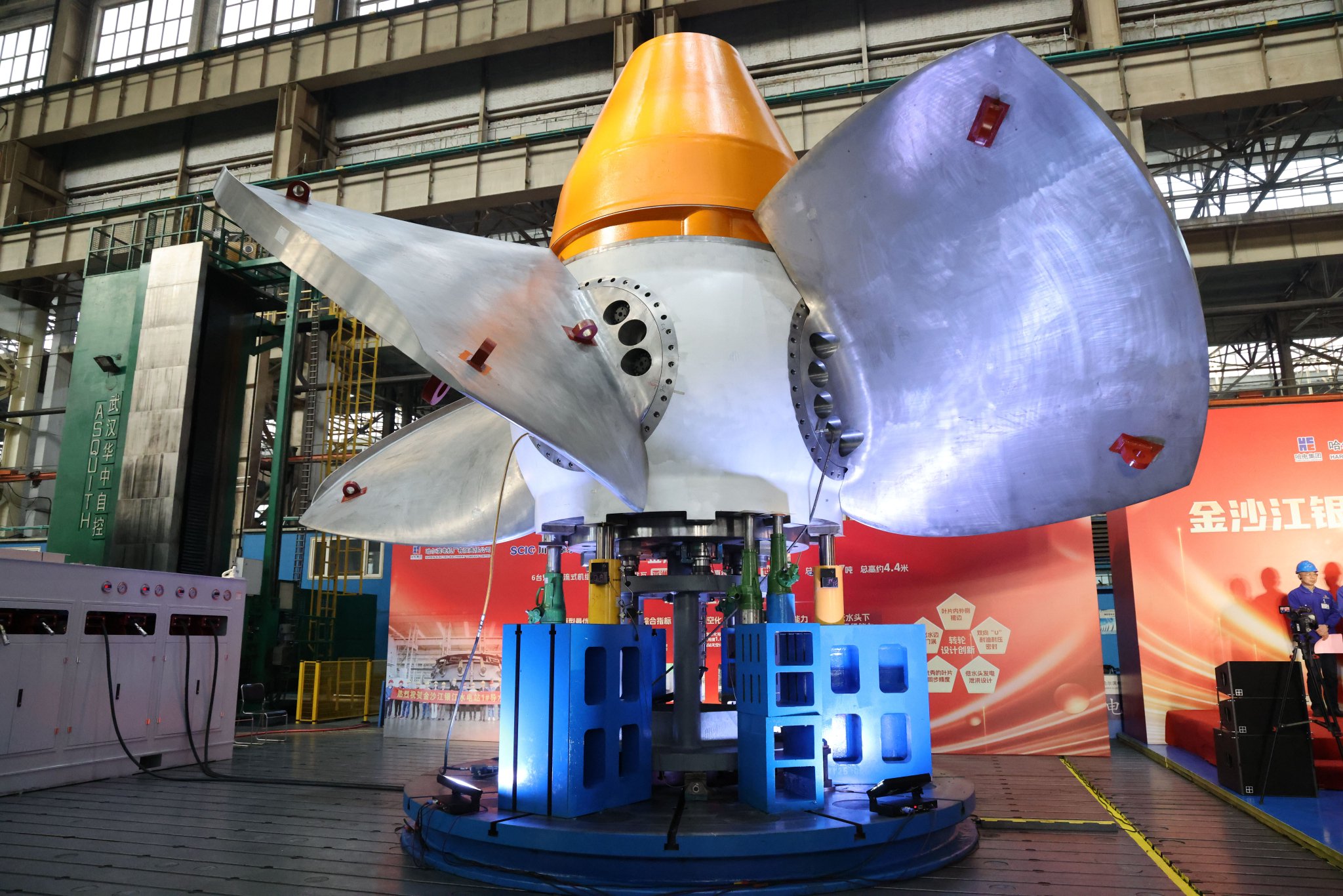 世界最大直径贯流式机组转轮银江水轮机转轮总重约137吨,总高约4.