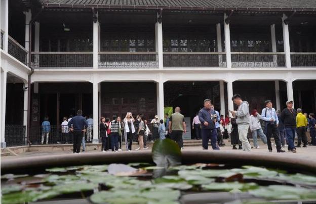 4月25日，游客在嘉业藏书楼参观。新华社记者 翁忻旸 摄