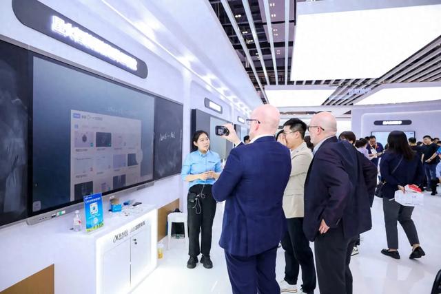 4月20日，第83届中国教育装备展上，讯飞星火智慧黑板引国际友人关注