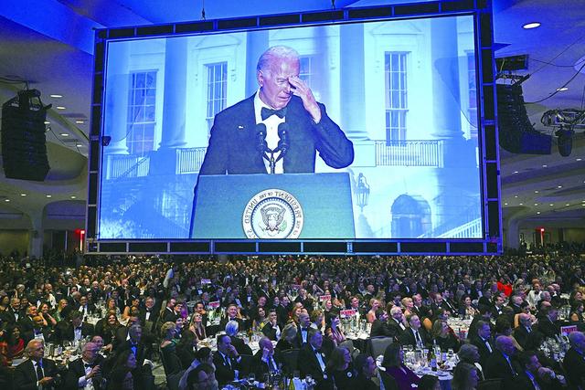 图片说明： 当地时间27日，美国总统拜登在华盛顿希尔顿酒店举行的白宫记者协会年度晚宴上发表演讲。（法新社）