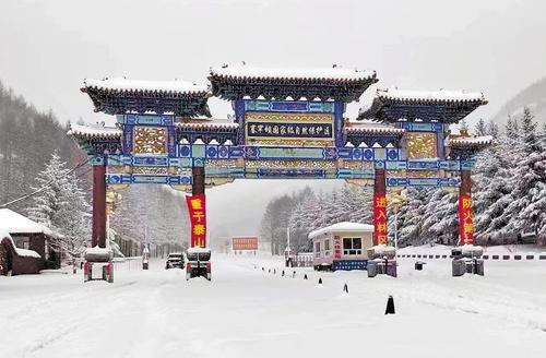 4月28日，塞罕坝机械林场道路被积雪覆盖。河北日报通讯员 王 龙摄