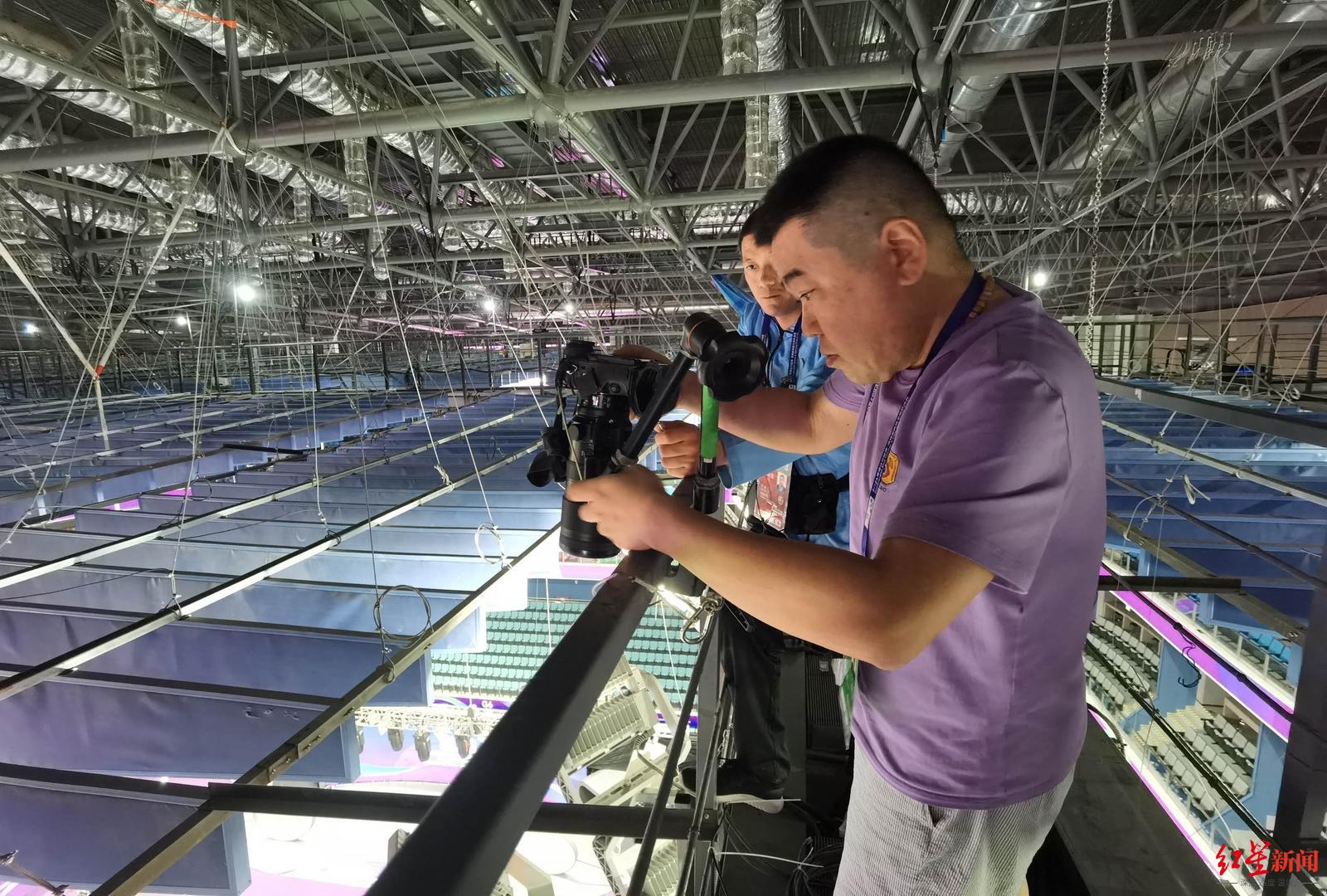 ▲官方摄影团队负责人李欣正在架设机器