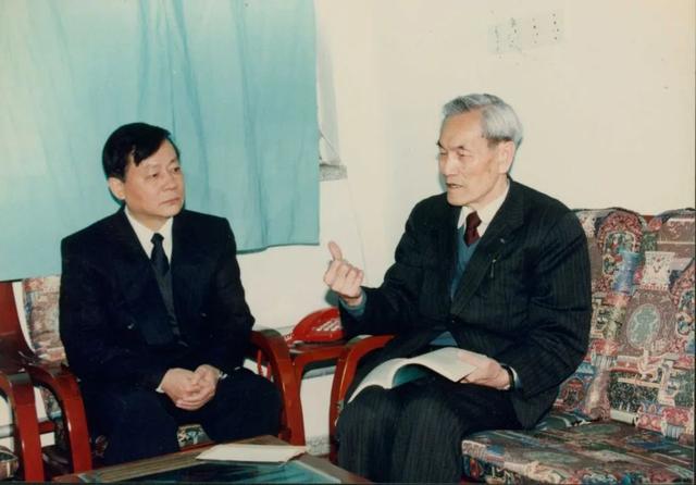蔡启瑞（右）与万惠霖（左）在探讨学术问题
