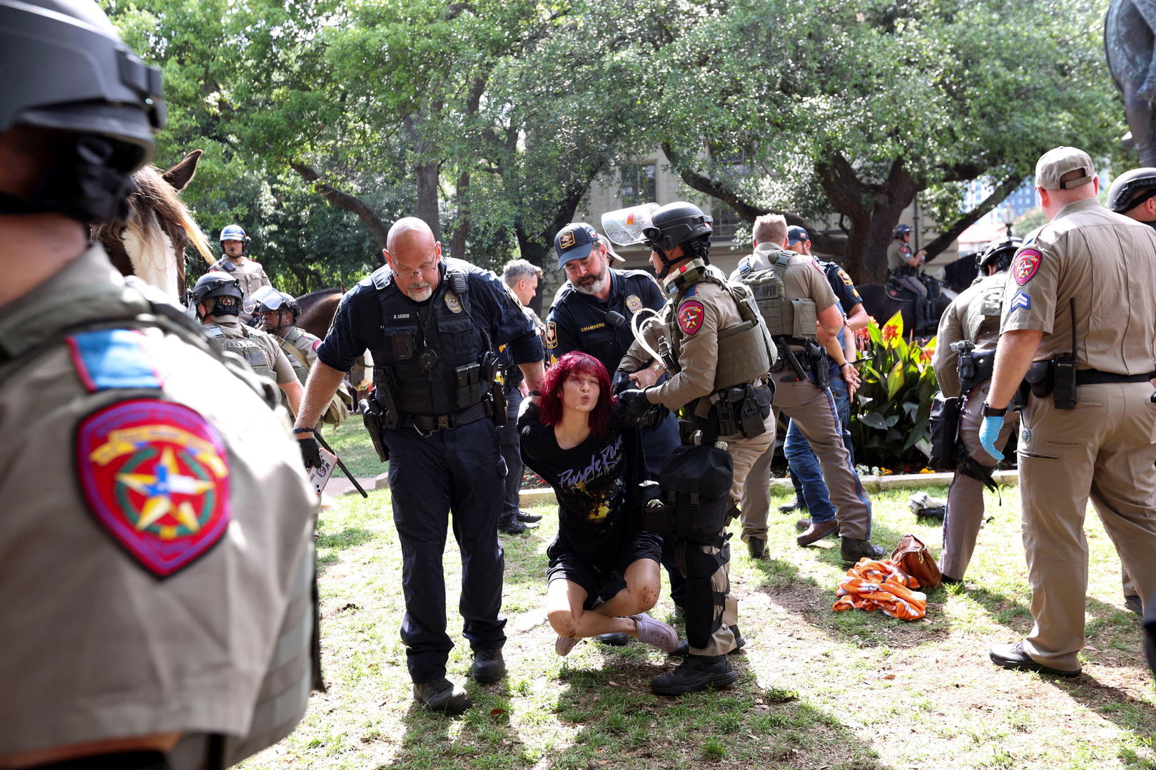 ▲得克萨斯大学奥斯汀分校，抗议者与警察发生冲突。图据ICphoto