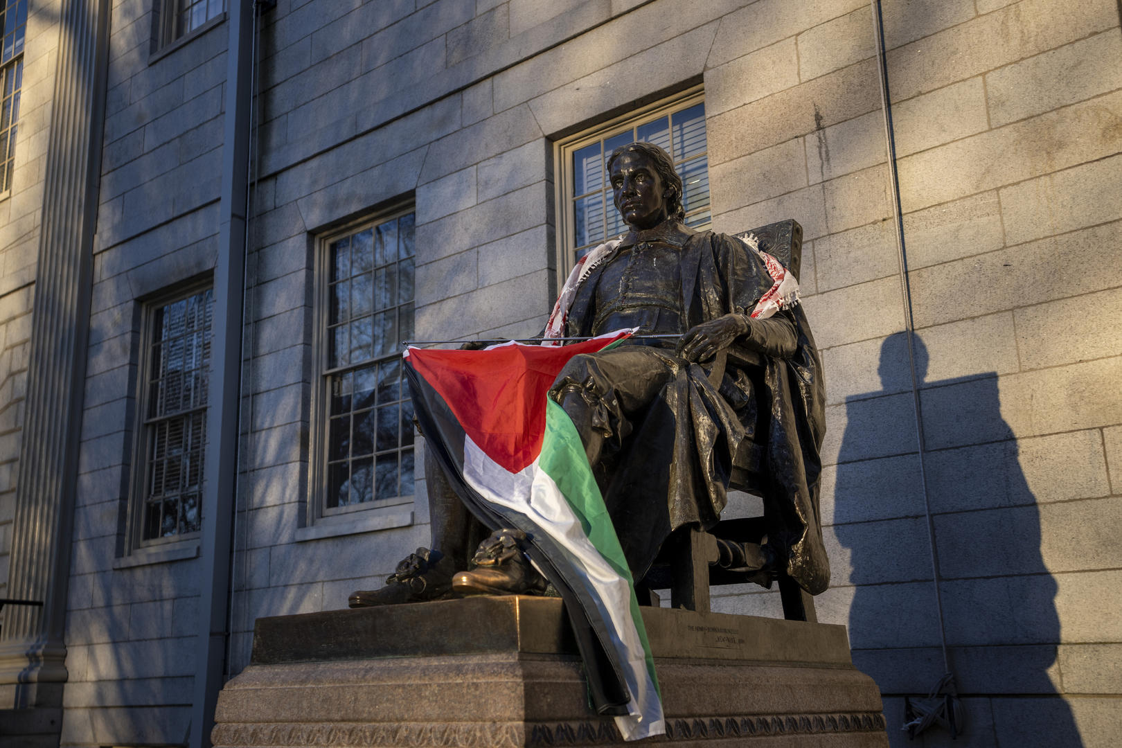 ▲约翰·哈佛塑像被挂上巴勒斯坦旗帜。图据视觉中国