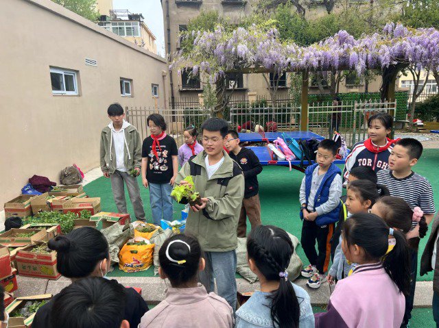 在校园“中草药药圃”里，教师给小学生讲解芍药、麦冬、桔梗等药用植物。 孙军 摄