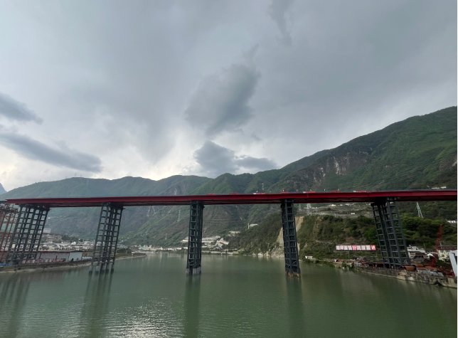 泸石高速得妥特大桥。蜀道集团藏高泸石公司供图