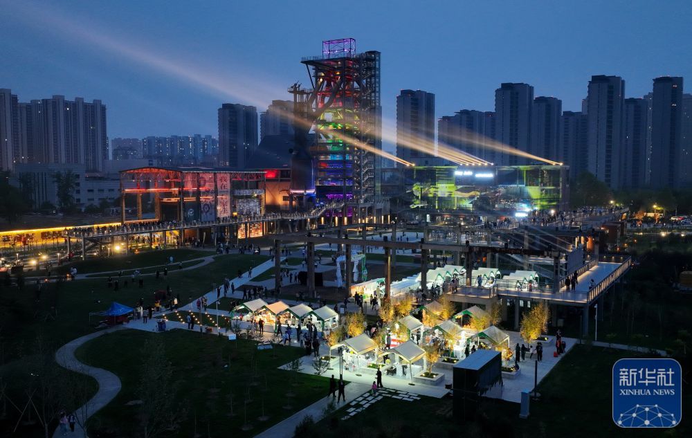 ↑ 4月27日，市民在河北省石家庄市工业遗址公园游览（无人机照片）。
