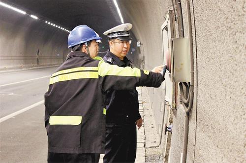 4月8日，河北高速交警涞源大队开展隧道消防安全检查。河北日报记者 桑 珊摄