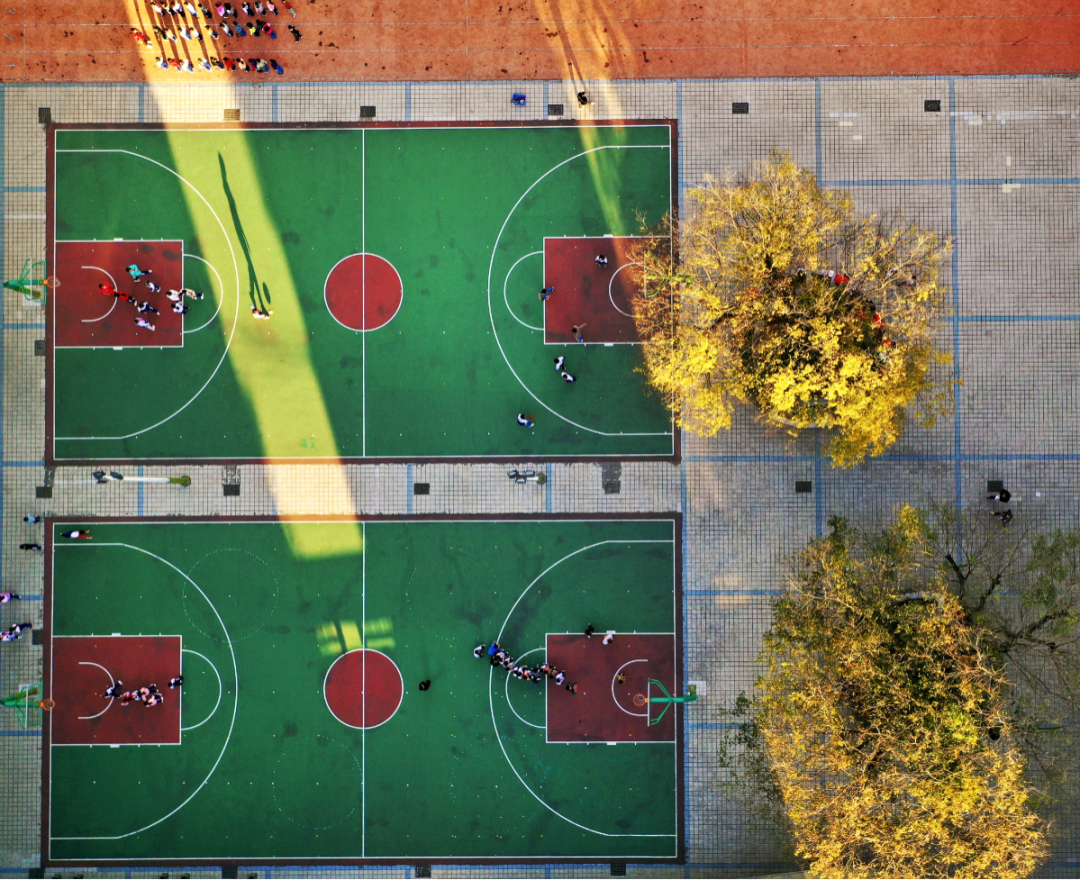 12月27日，佛冈县城某小学，冬日暖阳下，学生在新建好的篮球场上体育课。清远日报签约摄影师 邓光添 摄