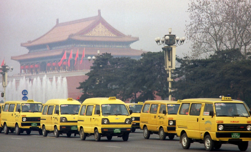 黄色微型面包出租车“面的”也曾风行一时 图源新华社