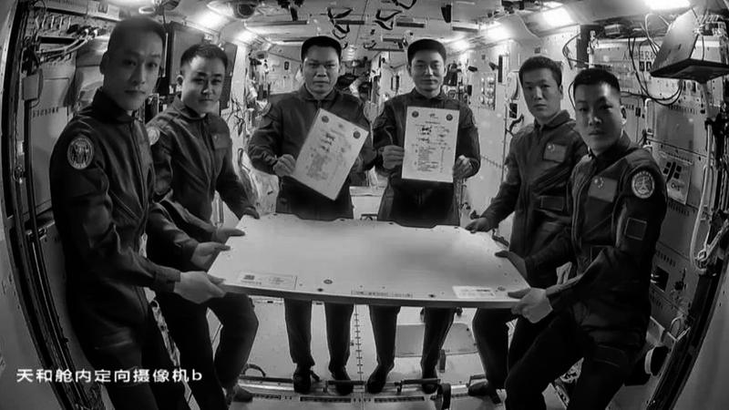 中国航天员乘组完成在轨交接。中国载人航天公众号供图