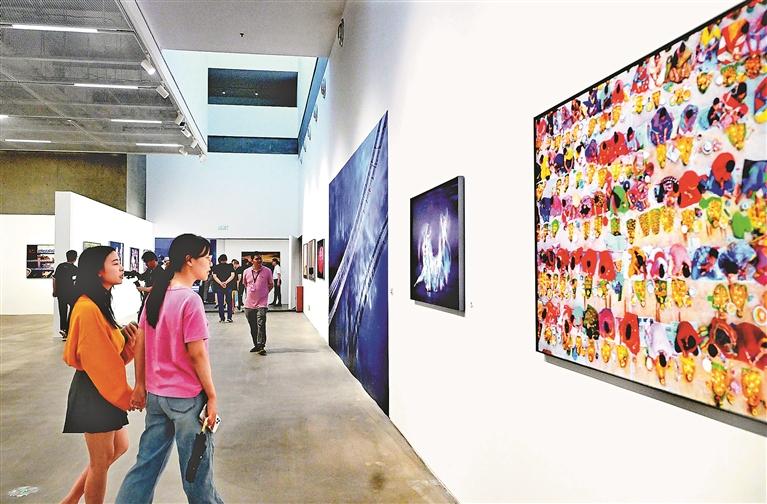 图为观众观看展览。深圳商报记者 韩墨 摄