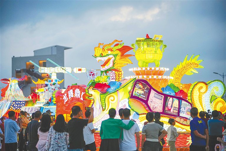 今年元宵节，黄流花灯巡游场景。海南日报记者 王程龙 摄