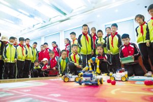 　　孩子们参与机器人大赛。本报记者 韩伟 刘洋摄