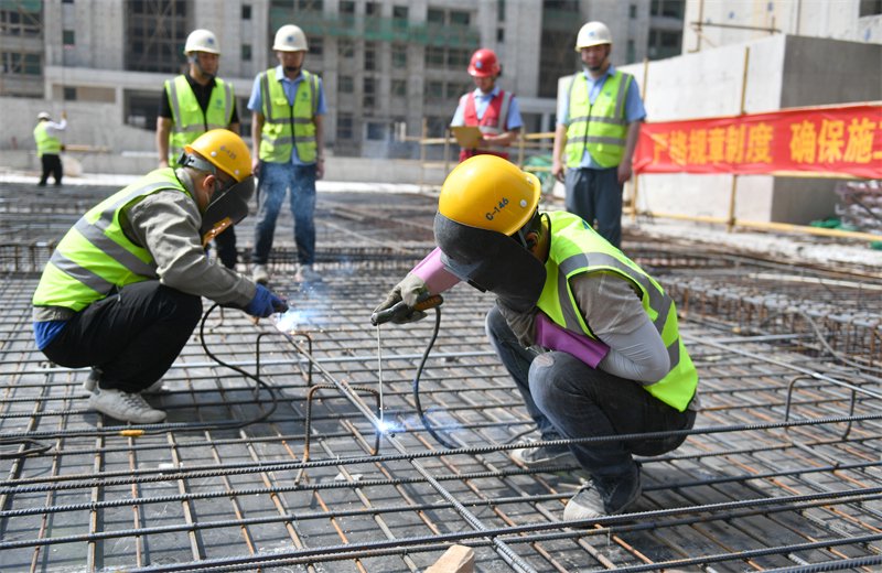 4月27日，在中建二局北方公司河北邯郸汉光悦府项目建设现场，建筑工人参加钢结构马凳焊接比赛。新华社发（胡清华摄）