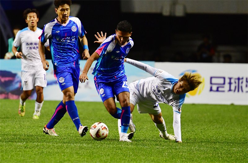 4月28日，石家庄功夫队球员吾麦尔·阿布都克力木（右二）在比赛中带球突破。新华社发（张晓峰摄）