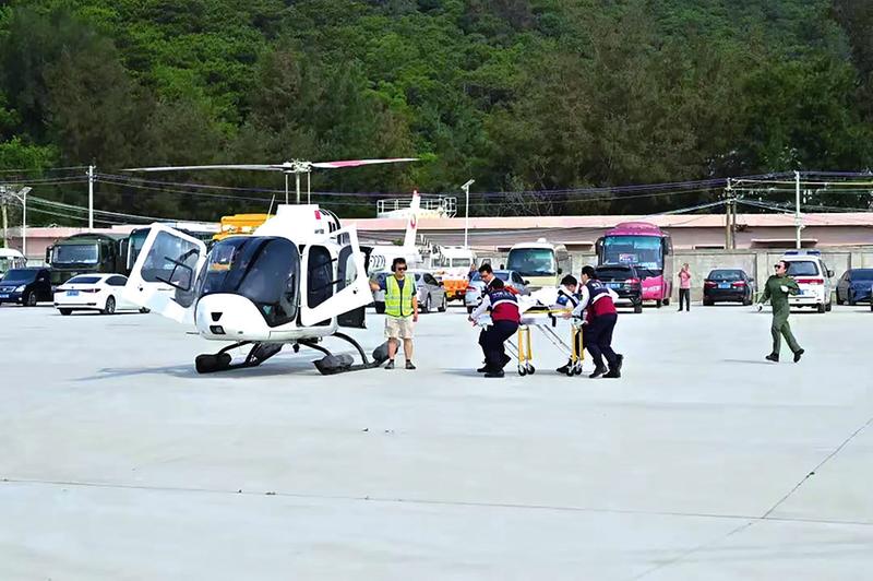     演练现场，救援人员用直升机运送救治伤员    (自治区卫生健康委供图)