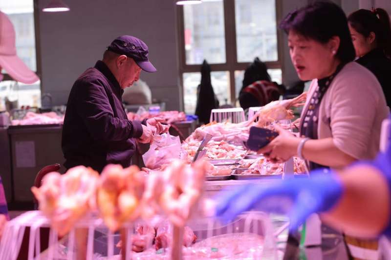 新发地市场综合交易大厅内，市民正在采购分割鸡。  新京报记者 陈琳 摄