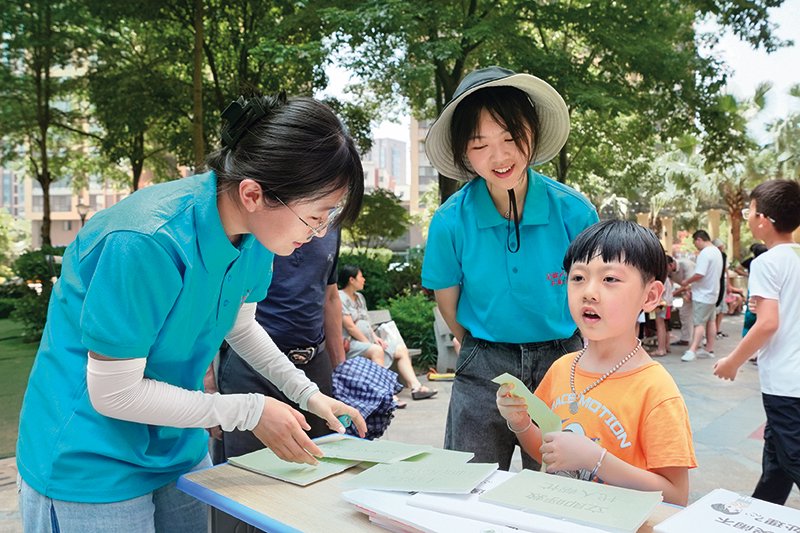 研学学子在福州市苍霞新城社区参与志愿服务（2022 年 7 月摄）团福州市委供图