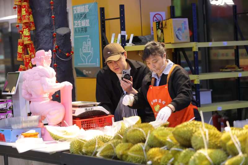 新发地市场开通生鲜小时达服务，榴莲属于直播中销售比较火热的商品。  新京报记者 陈琳 摄